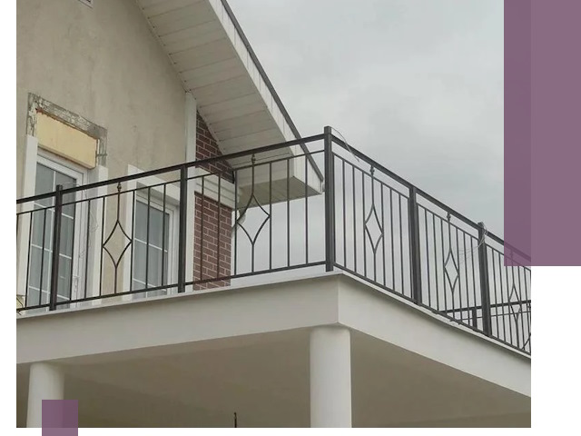 Изготовление балконных ограждений в Торжке из металла и стекла