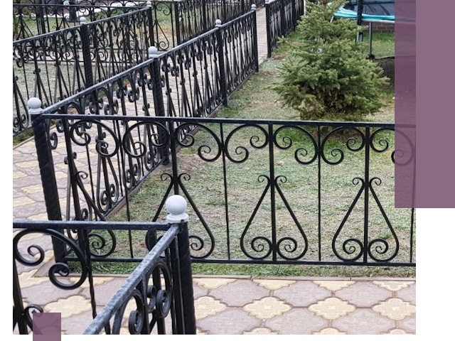 Кованые газонные ограждения под ключ в Торжке